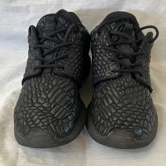 Nike 6 1/2 Women’s Roshe one triple Black Textured Sneakers - Picture 12 of 14